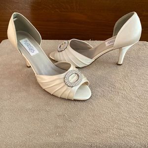 White silk peep toe with rhinestone ornament New